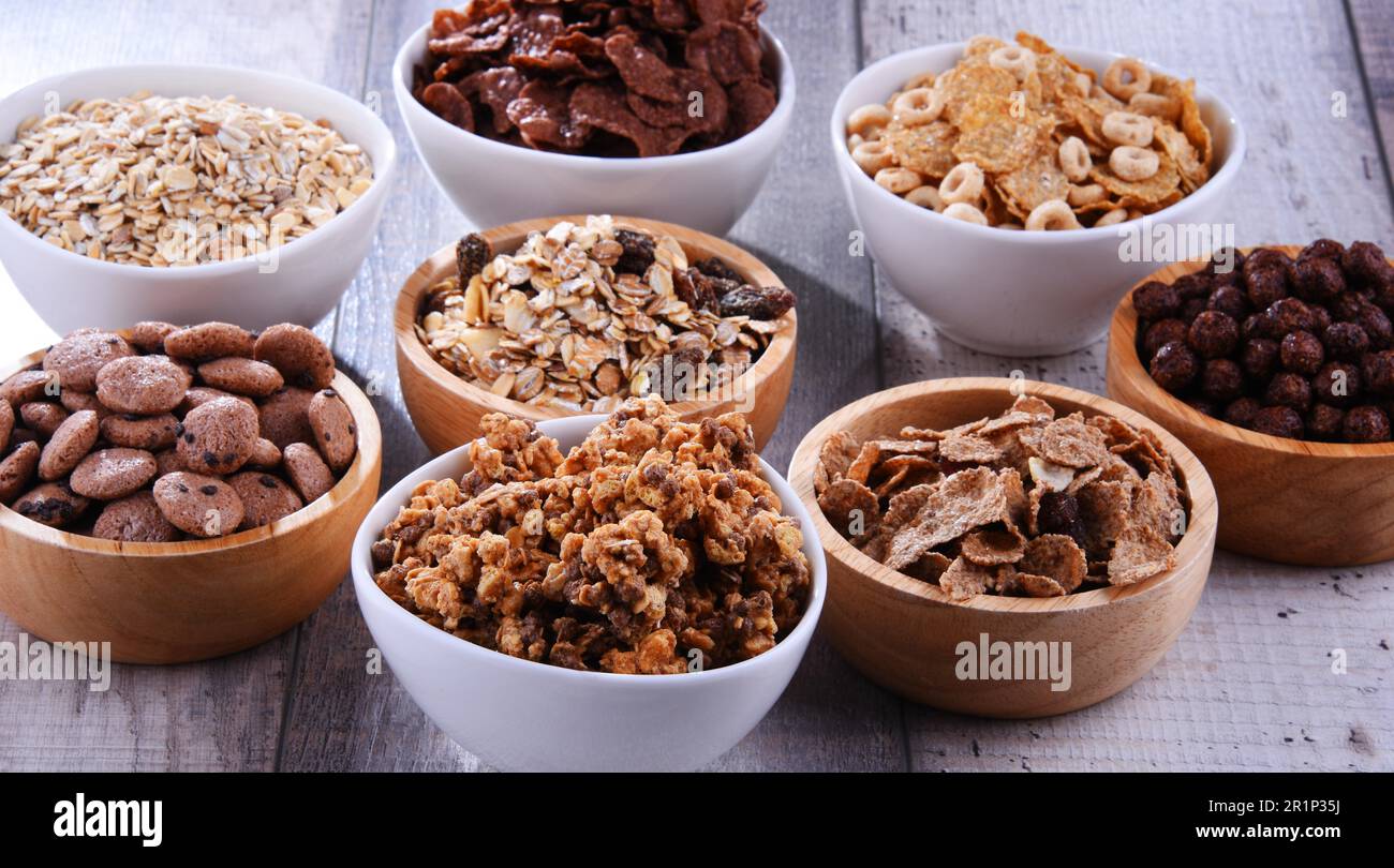 Schüsseln mit verschiedenen Frühstückszerealien Stockfoto
