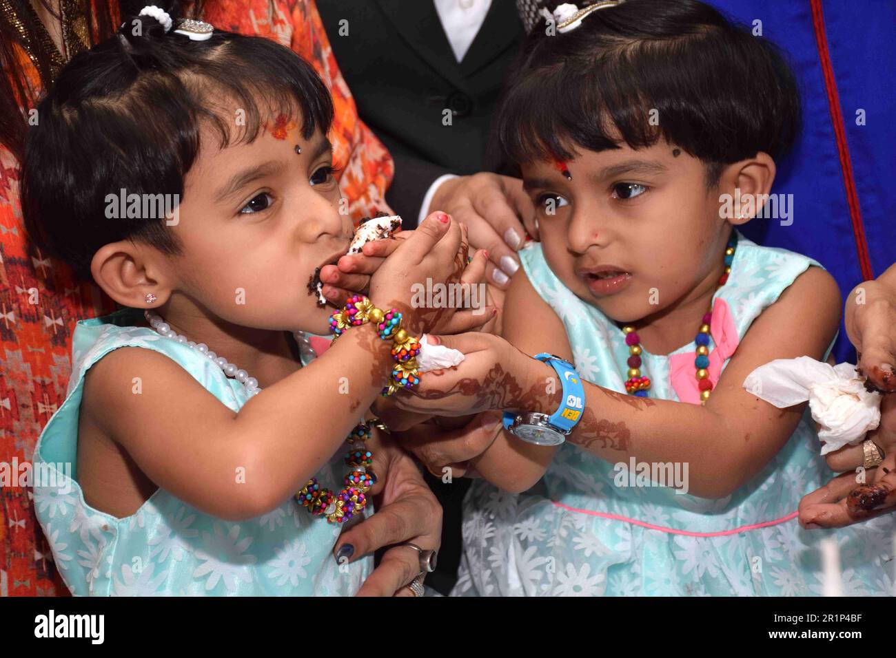 Riddhi Siddhi, siamesische Zwillinge, feiern den 4. Geburtstag, Wadia Hospital, Mumbai, Indien, Den 9. Mai 2017 Stockfoto
