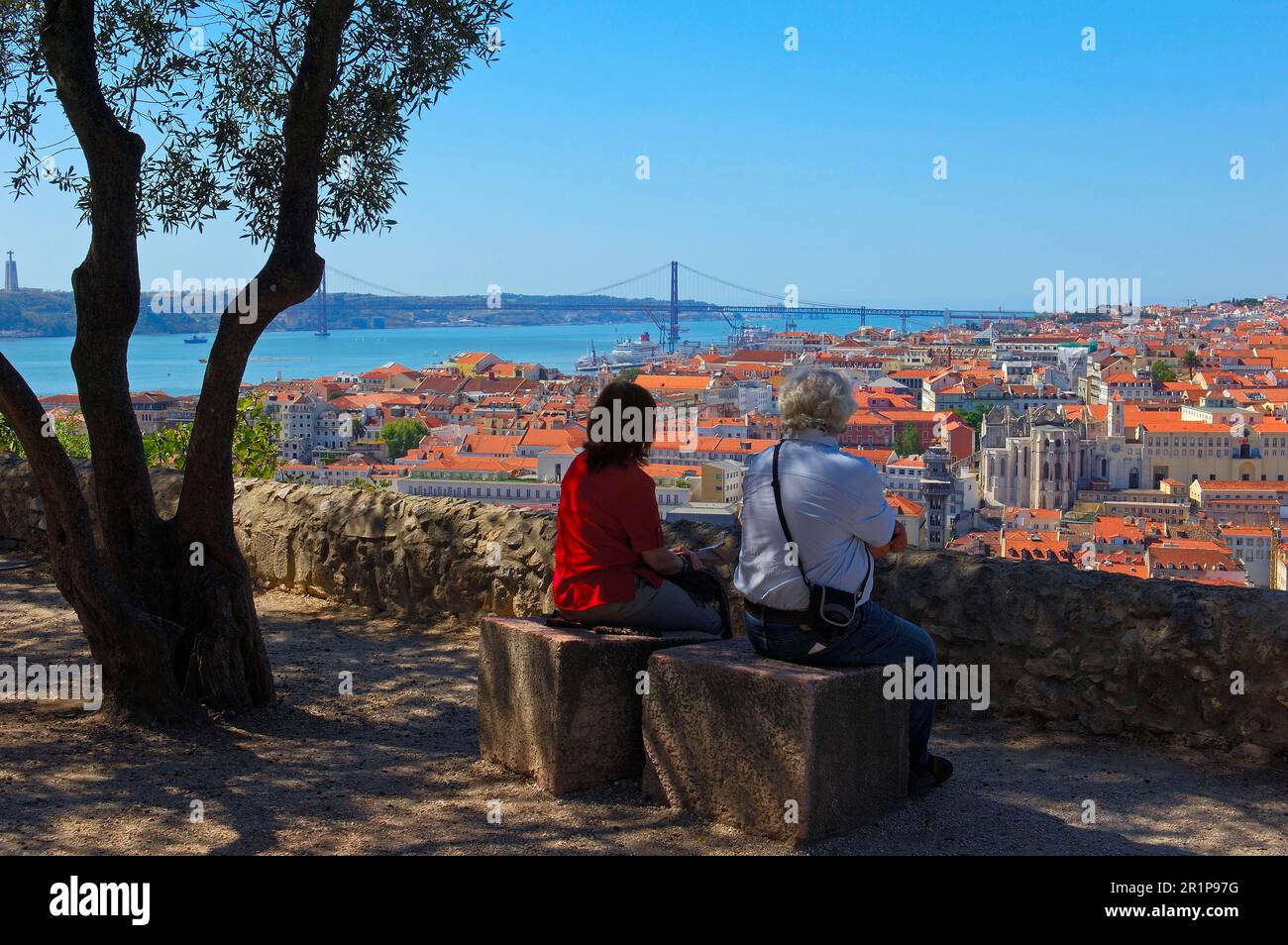 Lissabon, Tejo und 25. Abril Bridge, Blick von St. George's Castle, Portugal Stockfoto