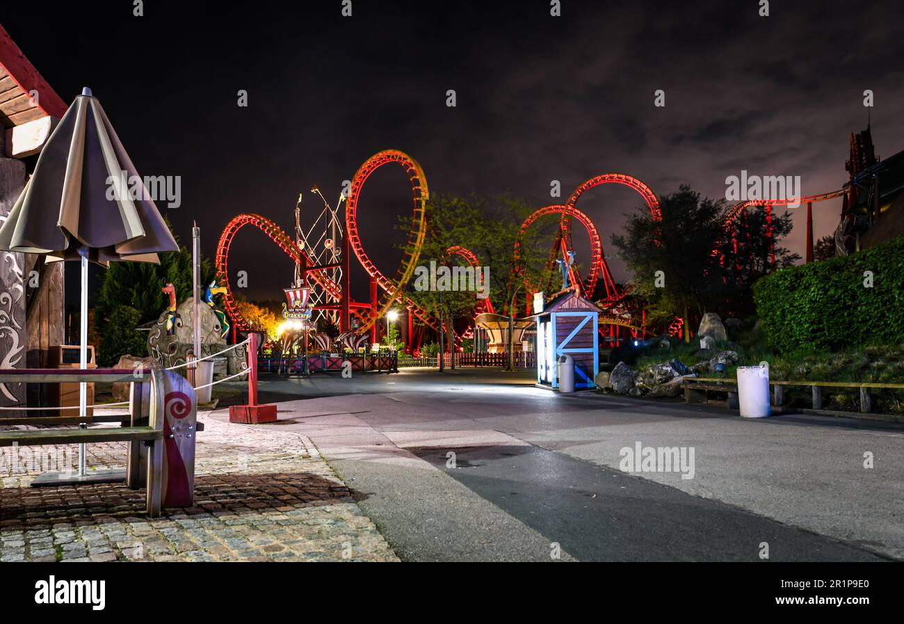 Achterbahnen im Parc Asterix, einem Freizeitpark in der Nähe von Paris in Frankreich. Stockfoto