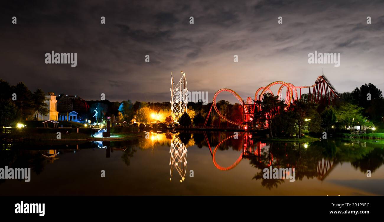 Achterbahnen im Parc Asterix, einem Freizeitpark in der Nähe von Paris in Frankreich. Stockfoto