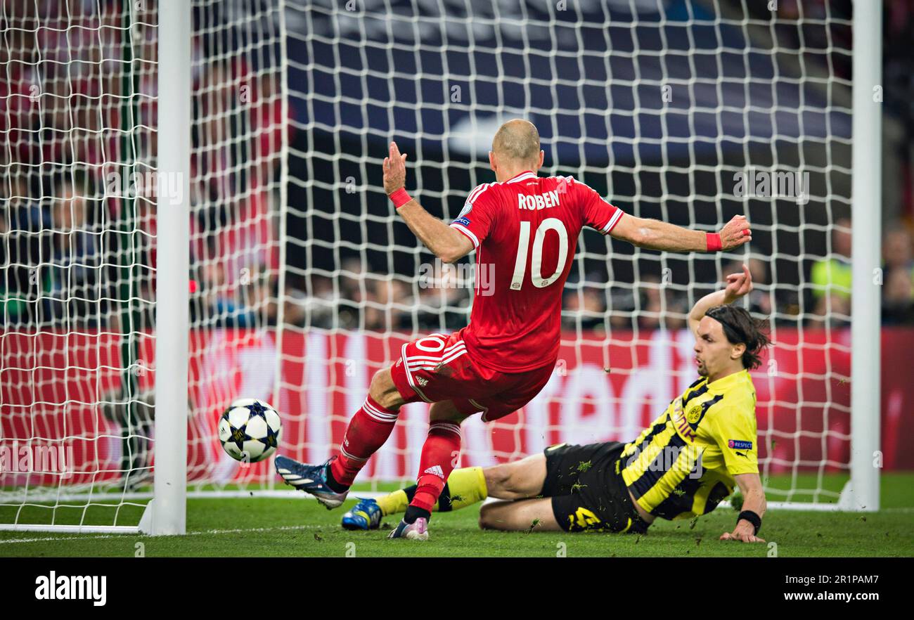 London, 25.05.2013, Wembley Arjen Robben (FCB) scheitert gegen Neven Subotic (BVB) Borussia Dortmund - FC Bayern MŸnchen Champions League Finale der H. Stockfoto