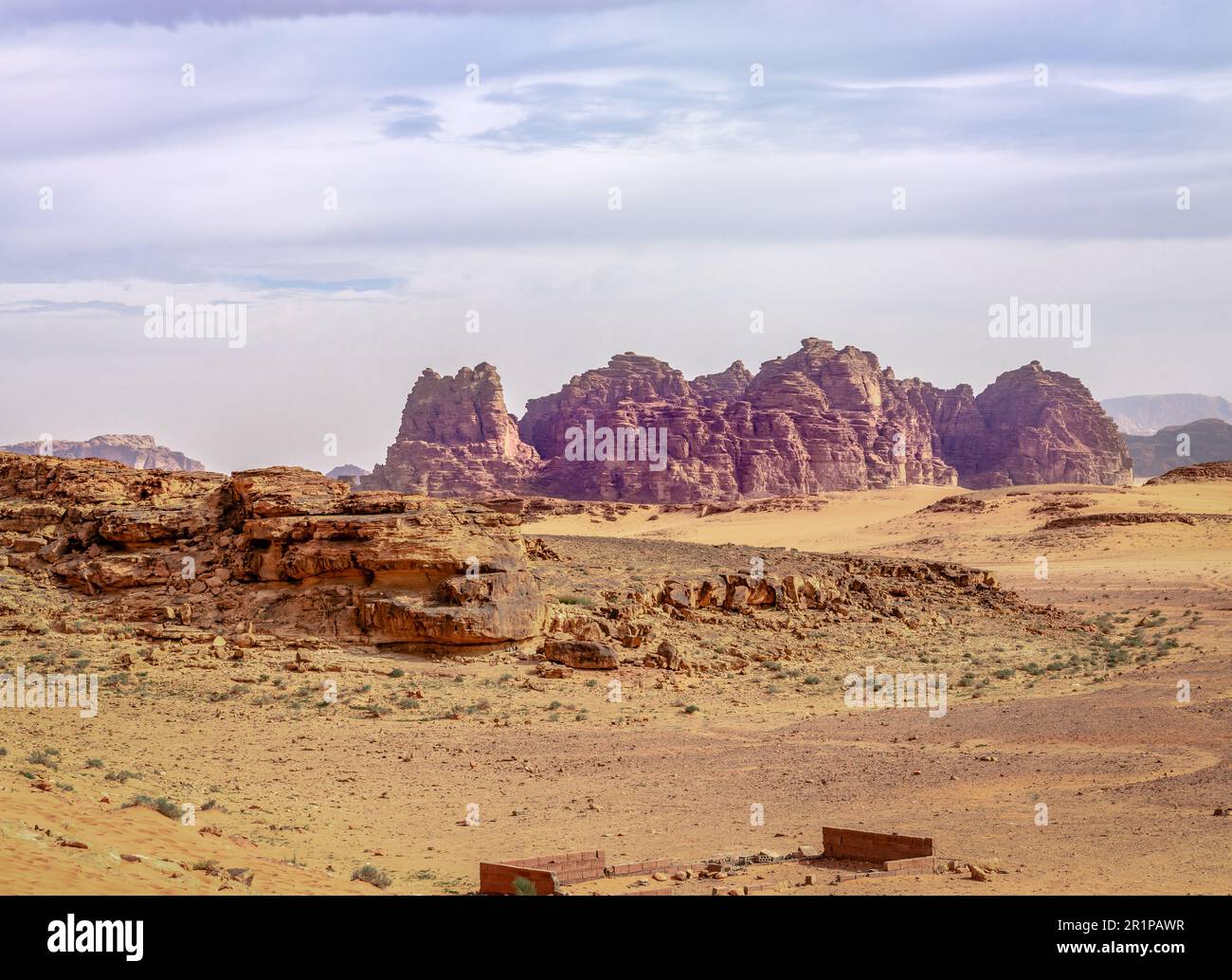 Malerische Landschaft in Wandi Rum (auch bekannt als Valley of the Moon), einem Tal, das in Sandstein und Granitfelsen im Süden Jordaniens gehauen ist. Stockfoto