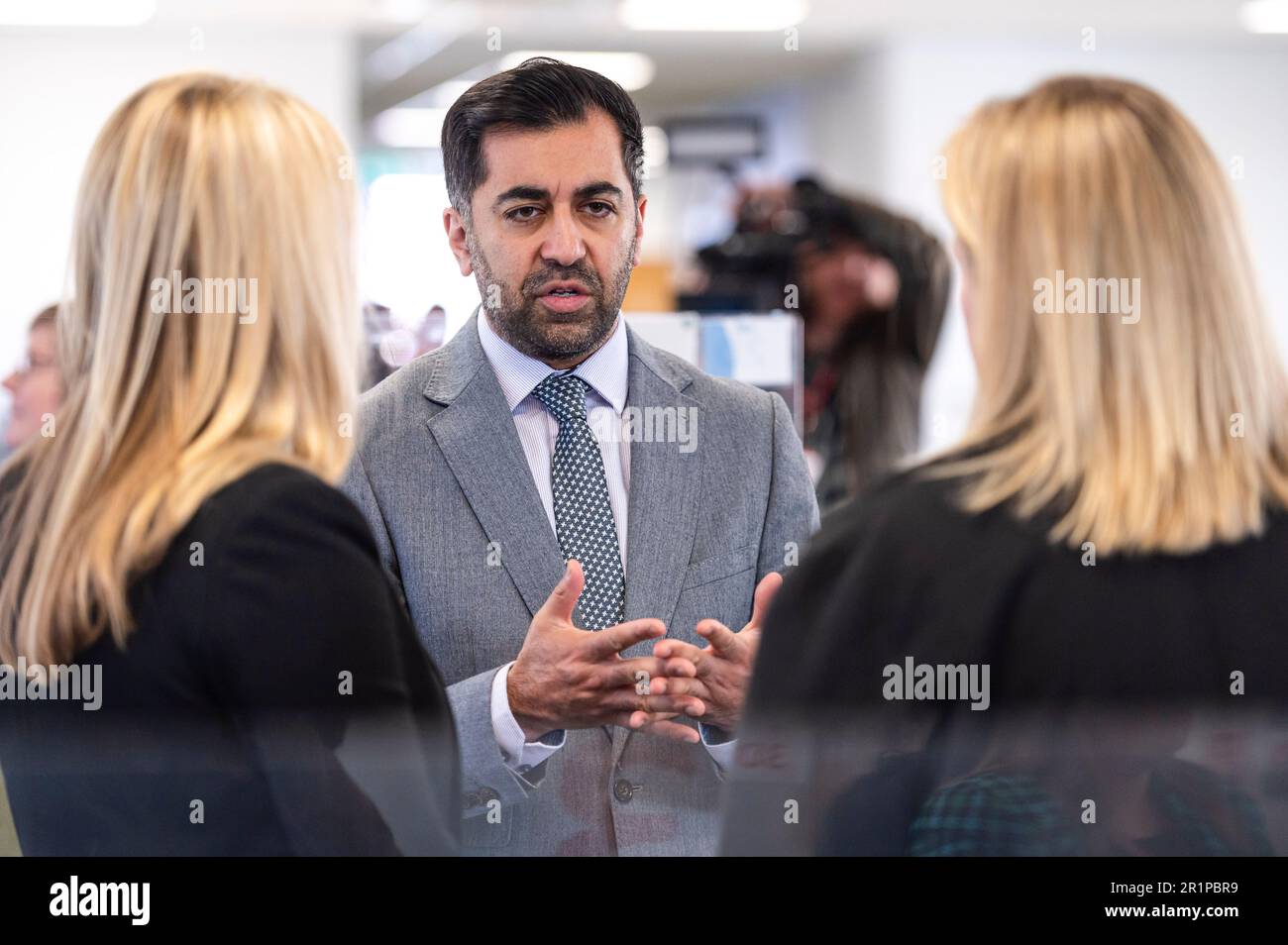 Während seines Besuchs im Dundee-Kontaktzentrum von NHS 24 sprach der schottische erste Minister Humza Yousaf mit Mitarbeitern, um den Mitarbeitern für die erheblichen Verbesserungen bei der Bereitstellung des 111-Dienstes und die Erfüllung der Einstellungsziele zu danken. Foto: Montag, 15. Mai 2023. Stockfoto