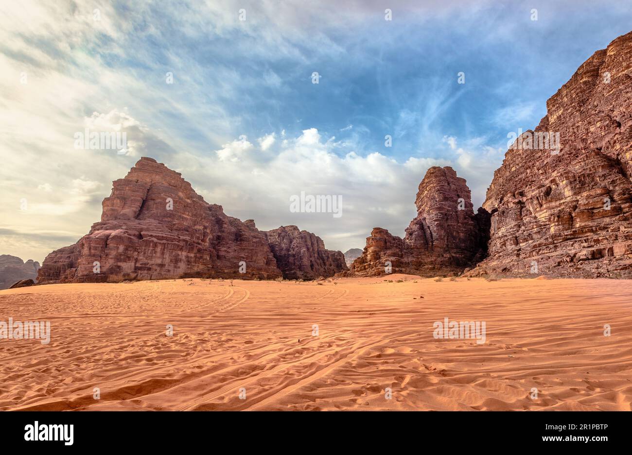 Malerische Landschaft im Wadi Rum (auch bekannt als Valley of the Moon), einem Tal in den Sandstein- und Granitfelsen im Süden Jordaniens. Stockfoto