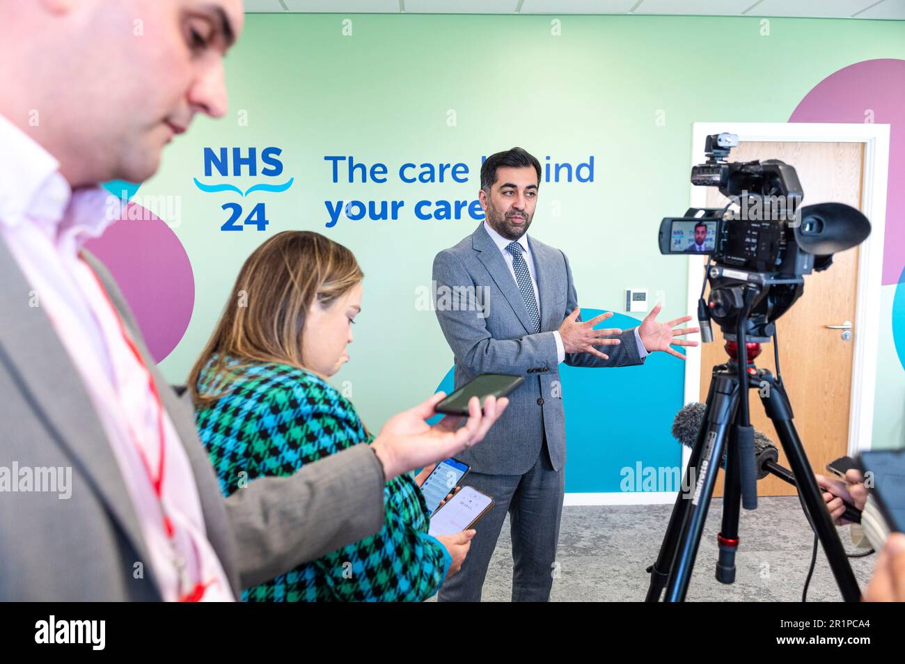 Während seines Besuchs im Dundee-Kontaktzentrum von NHS 111 dankte der schottische Erste Minister Humza Yousaf den Mitarbeitern für die erheblichen Verbesserungen bei der Bereitstellung des-Dienstes und die Erfüllung der Einstellungsziele. Foto: Montag, 15. Mai 2023. Stockfoto