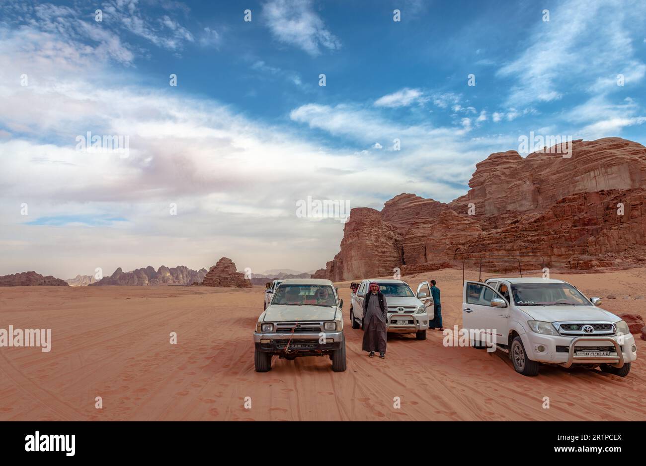 Beduinen und ihre Geländewagen in der Wüste von Wadi Rum, in Jordanien. Stockfoto