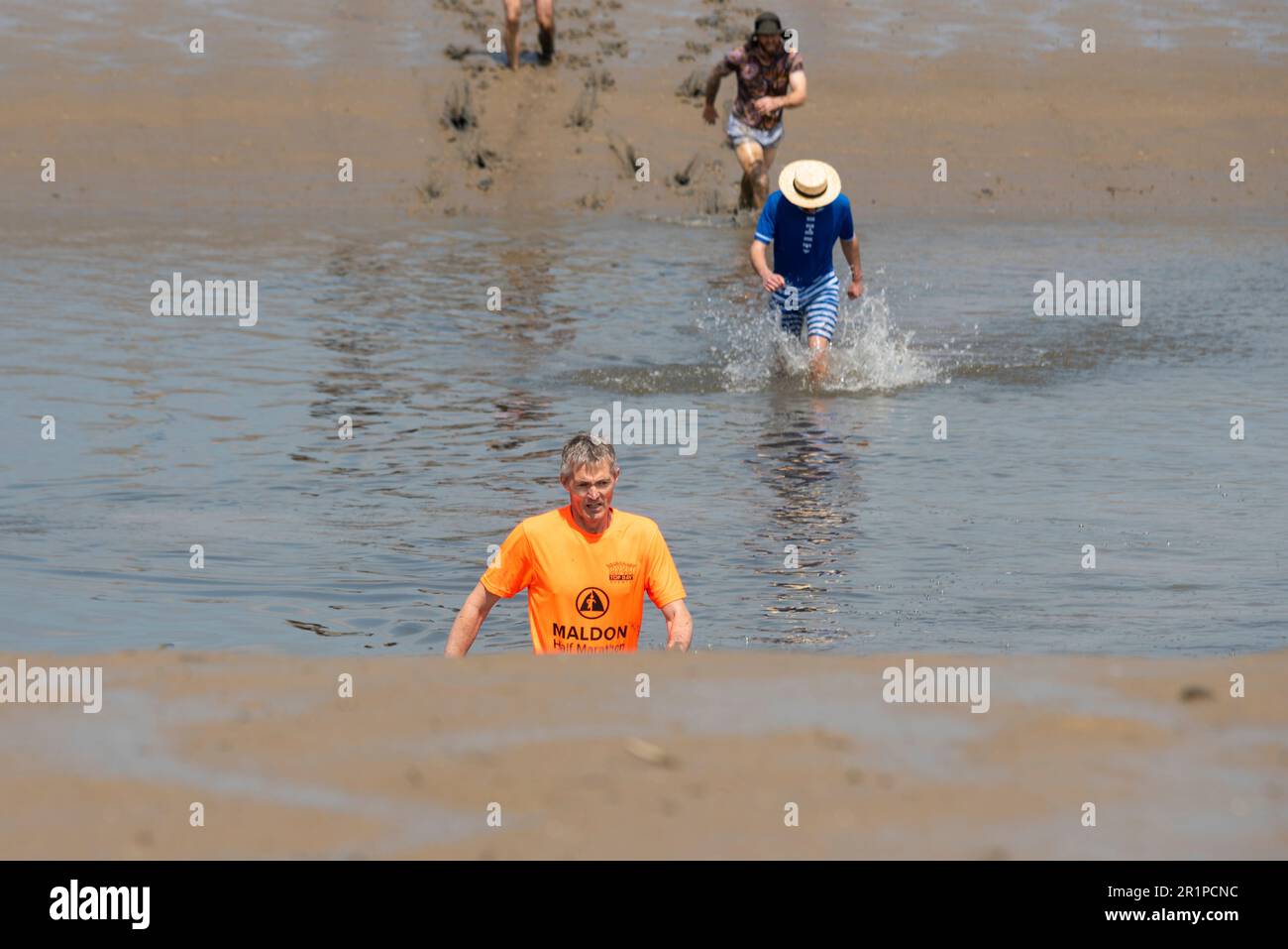 James Haskey-Jones, Sieger des Maldon Mud Race in Maldon, Essex, Großbritannien, im Schlamm des Flusses Chelmer. Traditionelle Wohltätigkeitsveranstaltung Stockfoto