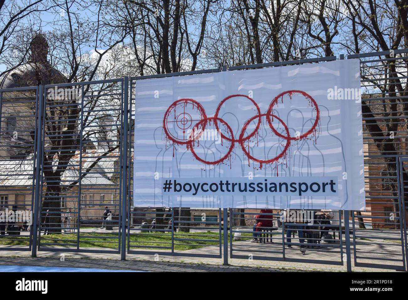 Ein Banner mit der Inschrift #BoycottRussianSport auf einem der Sportplätze in Lemberg. Die Ukraine und viele Länder auf der ganzen Welt fordern, dass russische Athleten wegen des von Russland ausgelösten russisch-ukrainischen Krieges von den Olympischen Spielen und anderen internationalen Wettkämpfen ausgeschlossen werden. Viele ukrainische Athleten, die die Ukraine vor dem russischen Aggressor verteidigten, sind bereits in diesem Krieg gestorben. Zur Unterstützung des Boykotts wurde ein Banner mit der Aufschrift #BoycottRussianSport auf einem der Sportplätze in Lemberg aufgehängt. Stockfoto