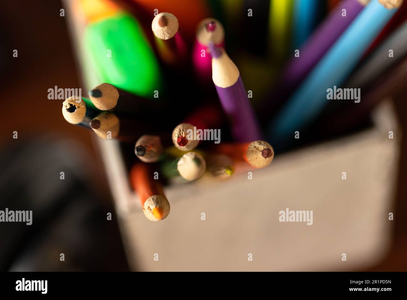 Farbige Stifte und Stifte im Topf auf dem Schreibtisch zu Hause, selektive Fokussierung Stockfoto