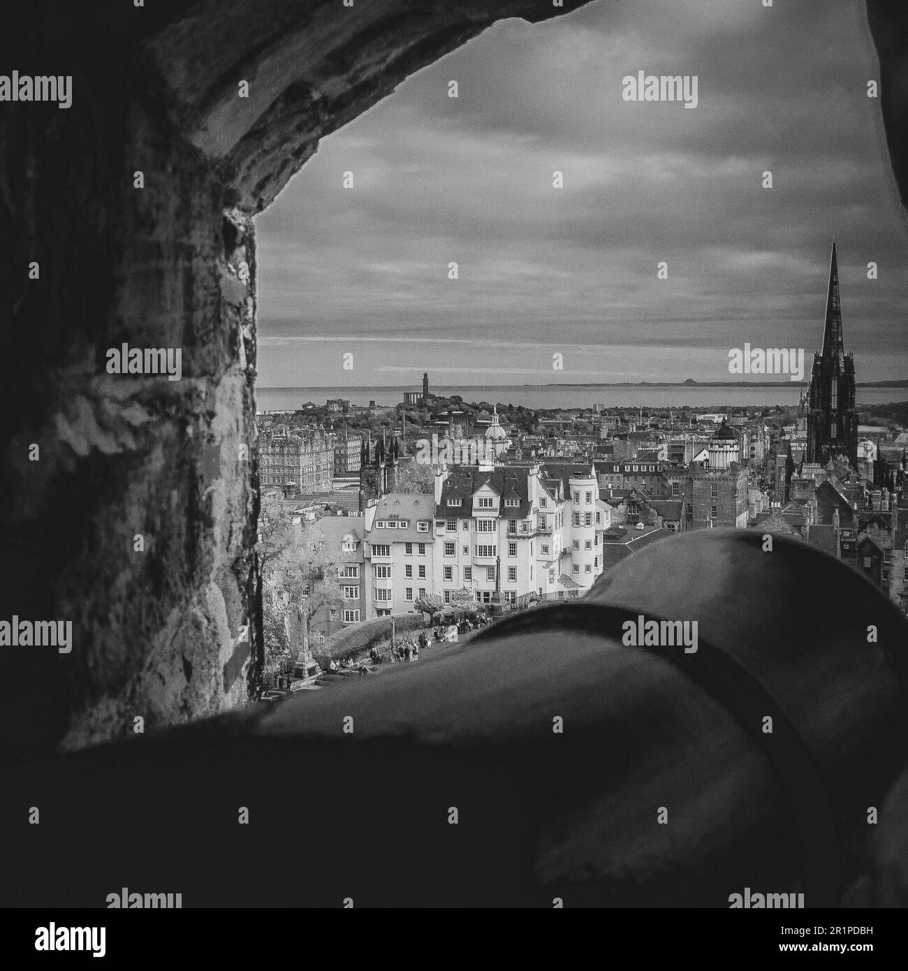 Blick durch die Mauer von Edinburgh Castle, über die wunderschöne schottische Stadt in Richtung Royal Mile, Nelson Monument und Firth of Fourth. Stockfoto
