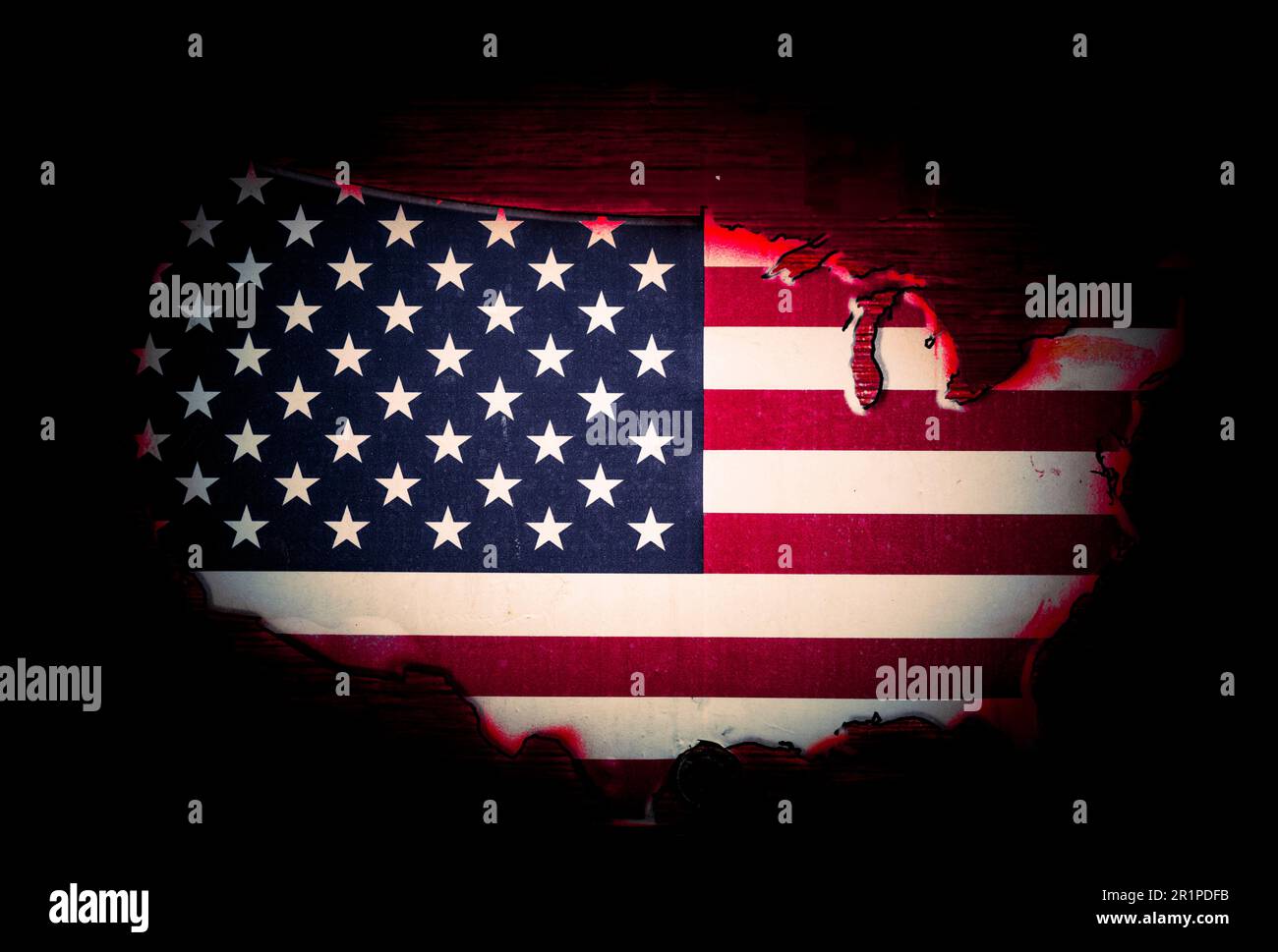 Karte der Vereinigten Staaten von Amerika und der US-Flagge auf Grunge-Hintergrund Stockfoto