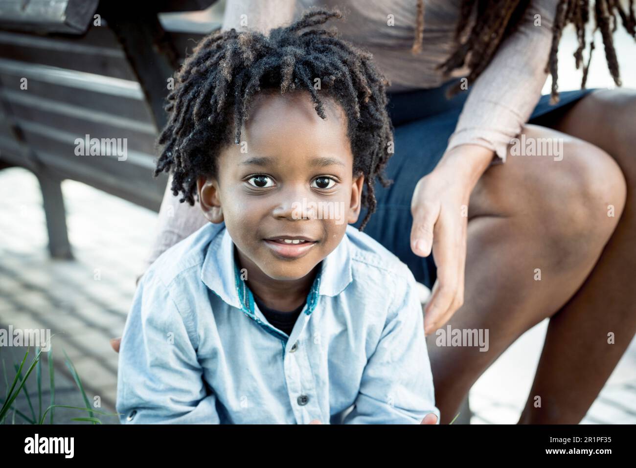 Porträt Nahaufnahme eines kleinen Jungen, der Zeit im Freien mit seiner Mami genießt. Schwarze Mutter und Sohn in Freizeitaktivitäten im Freien. Lächelnde Kinder. Afro-amerikaner Stockfoto