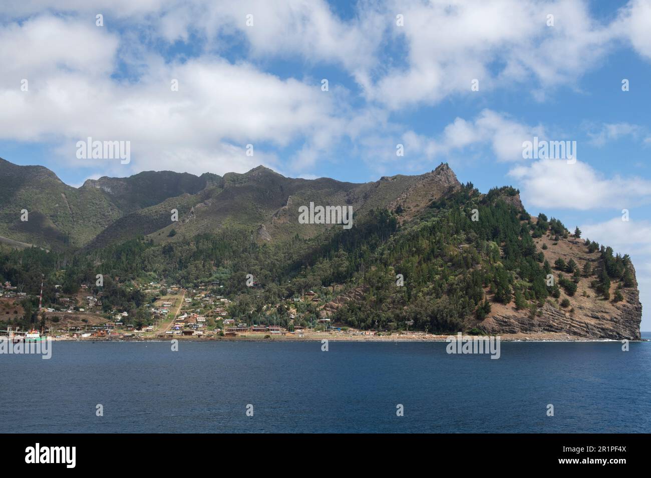 Chile, Juan Fernandez Archipel, Robinson Crusoe Island, Cumberland Bay, Dorf San Juan Bautista. Stockfoto