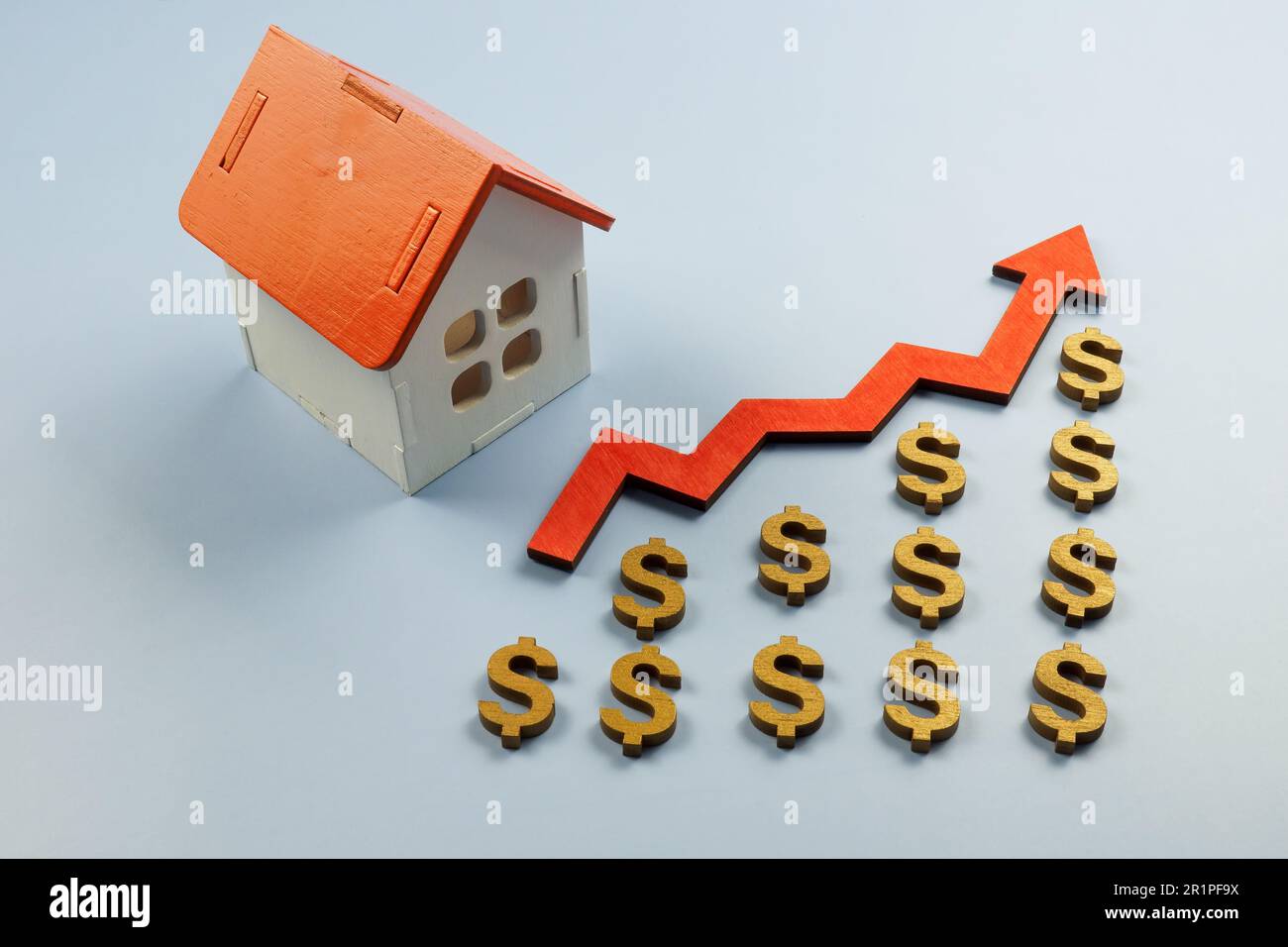 Haus neben Dollarzeichen und einem wachsenden Pfeil. Erhöhung des Werts des Immobilienkonzepts. Stockfoto