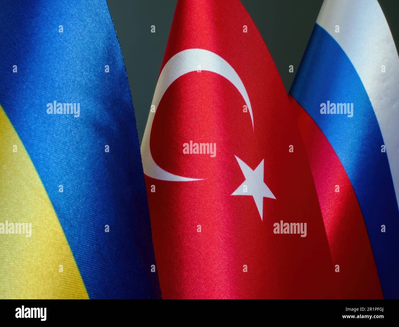 In der Nähe der Flaggen der Ukraine, der Türkei und Russlands. Stockfoto