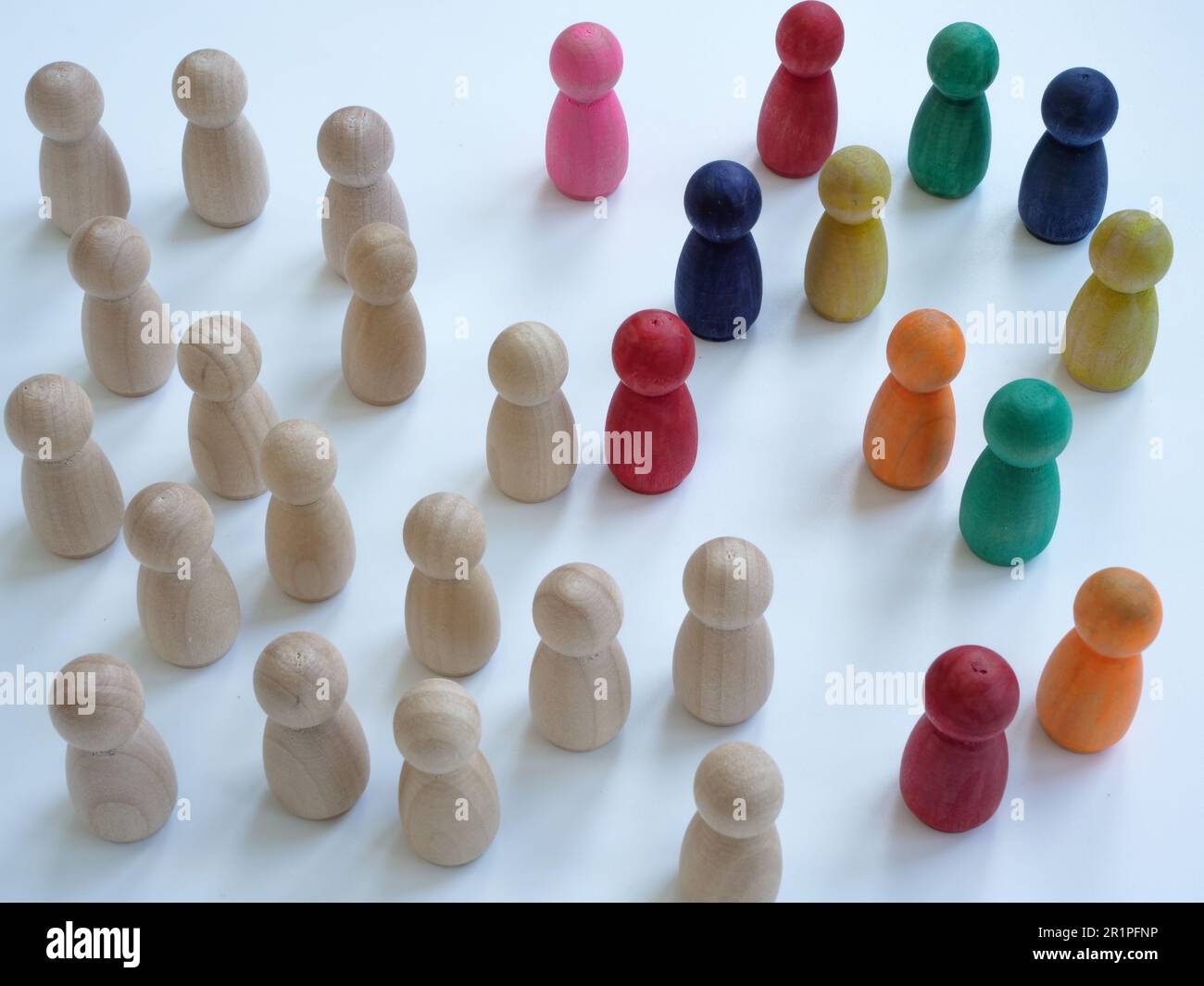 Hölzerne Figuren und farbenfroh. DEI Diversity, Equity und Inclusion. Stockfoto
