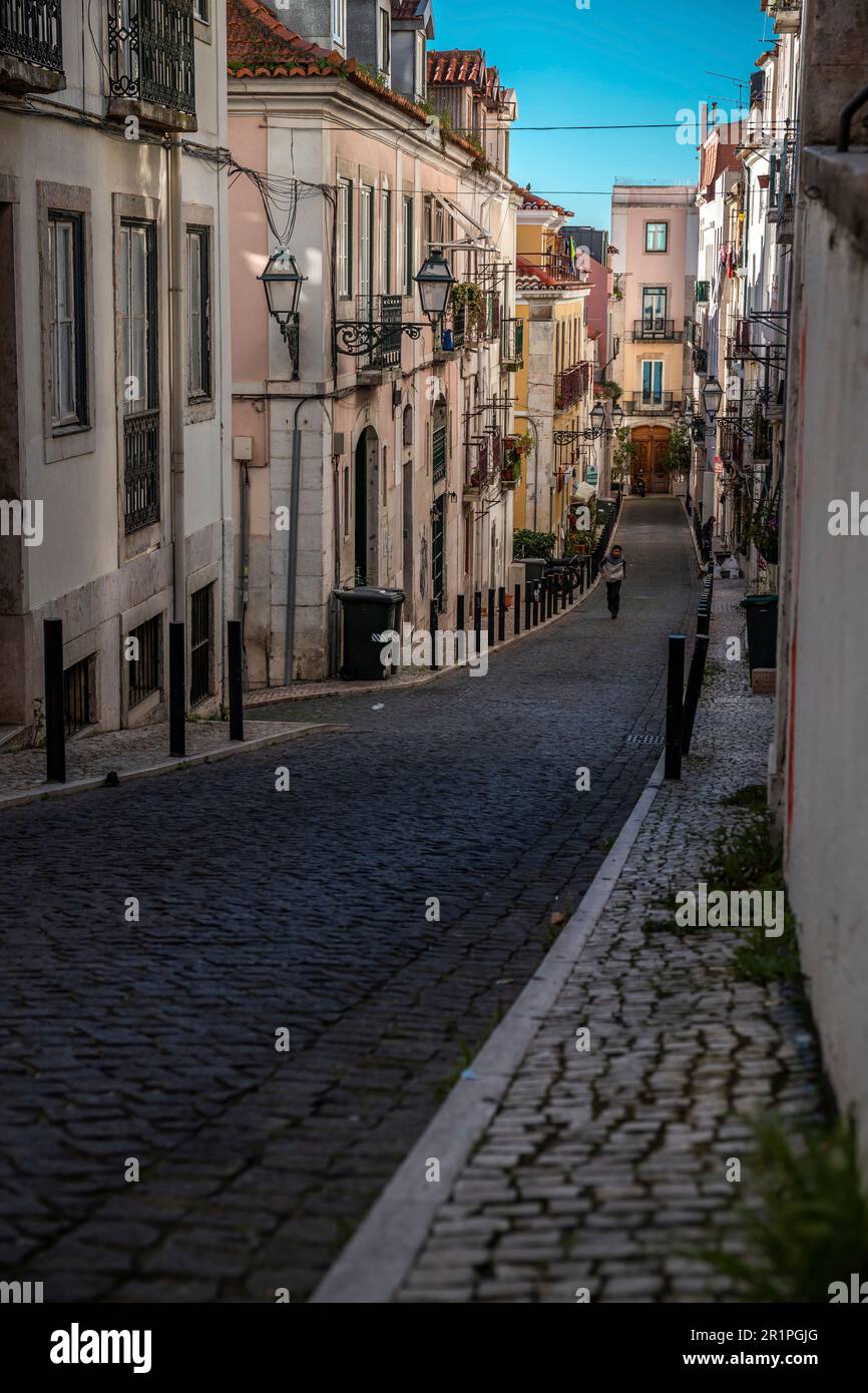 Enge Straßen und alte Häuser finden Sie im Viertel Bairro Alto. Wunderschöne Fassaden in einer der alten Städte von Lissabon, Portugal Stockfoto