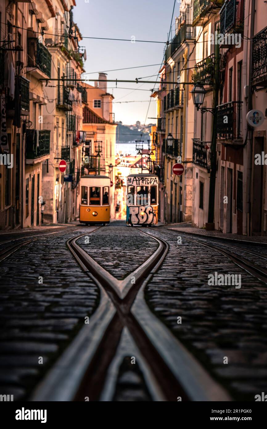 Der Aufzug Elevador da Bica im Chiado-Viertel, ähnlich wie eine Straßenbahn, wird benutzt, um die Höhenunterschiede leichter zu überwinden. Lissabon, Portugal Stockfoto
