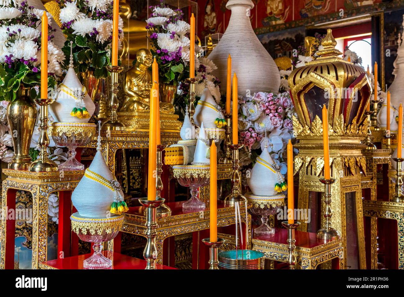 Religiöse Objekte in Wat Saket, Tempel des Goldenen Berges, Wat Saket Ratcha Wora Maha Wihan, Bangkok, Thailand, Asien Stockfoto