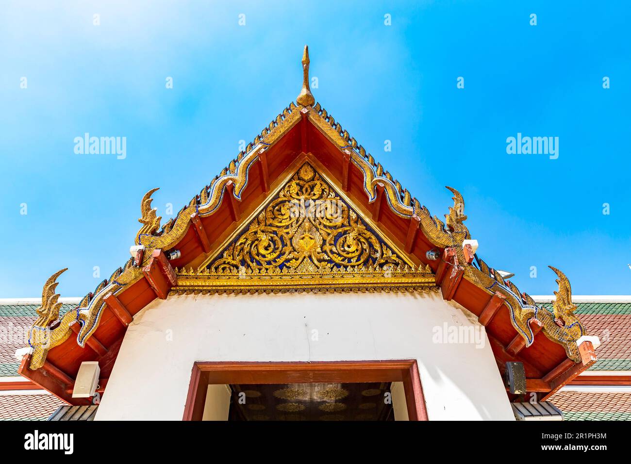 Dach, überdachte Galerie mit Buddha-Skulpturen, Bai Sema, Border Stone, Wat Saket, Tempel des Goldenen Berges, Wat Saket Ratcha Wora Maha Wihan, Bangkok, Thailand, Asien Stockfoto