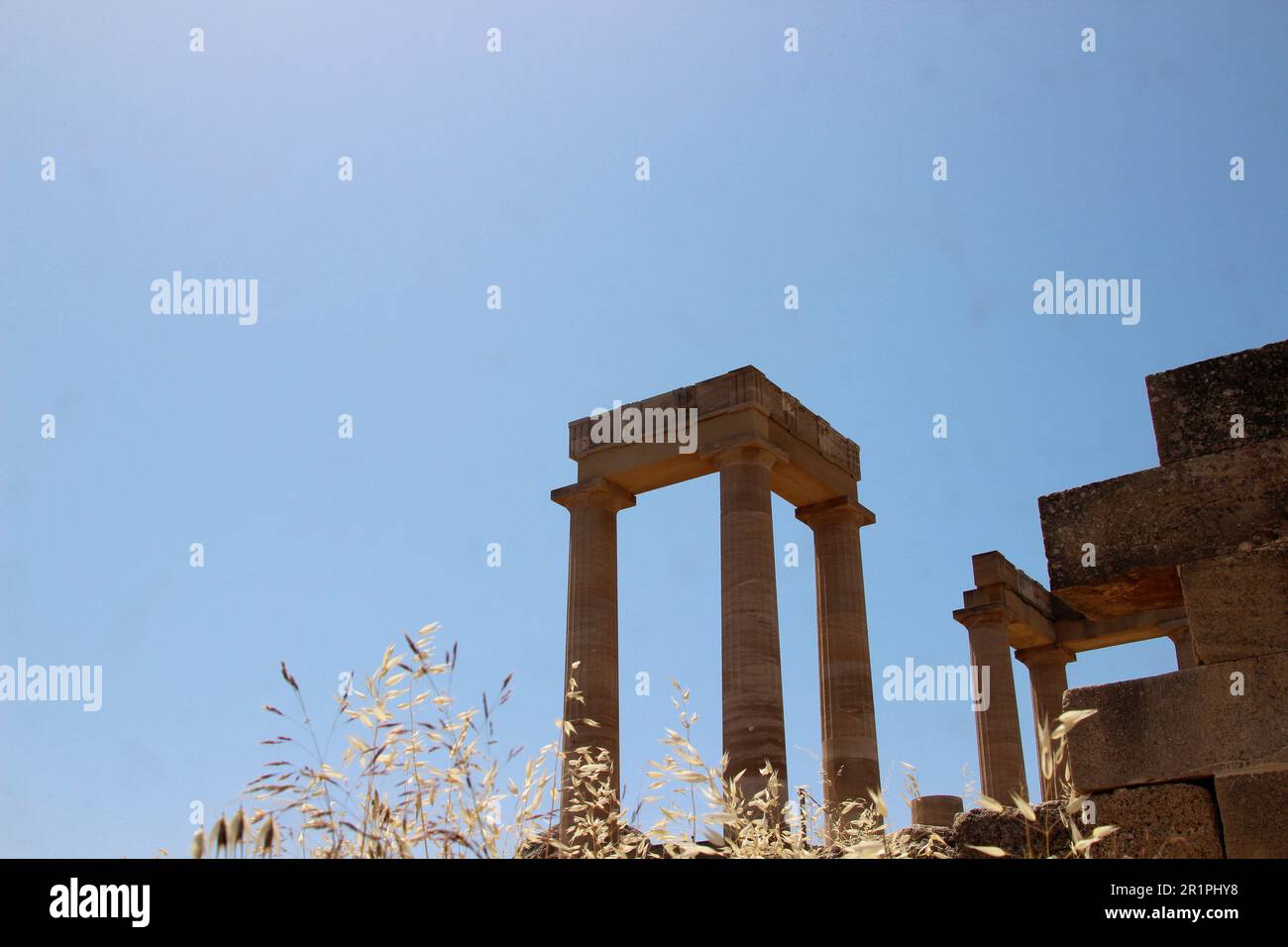 Akropolis von Lindos, antike Zitadelle, Lindos, Rhodos, Dodekanese, Griechenland, Gräser, stimmungsvoll, blauer Himmel Stockfoto