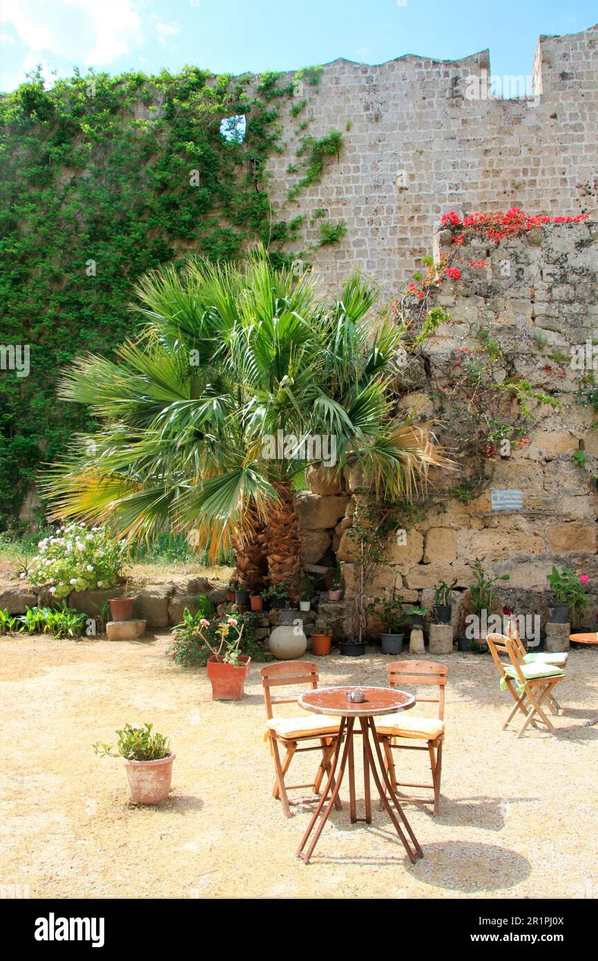 Taverne, Terrasse, Außenblick, Palme, Tisch, Sessel, machen Sie einen Spaziergang durch die Altstadt von Rhodos, Griechenland Stockfoto