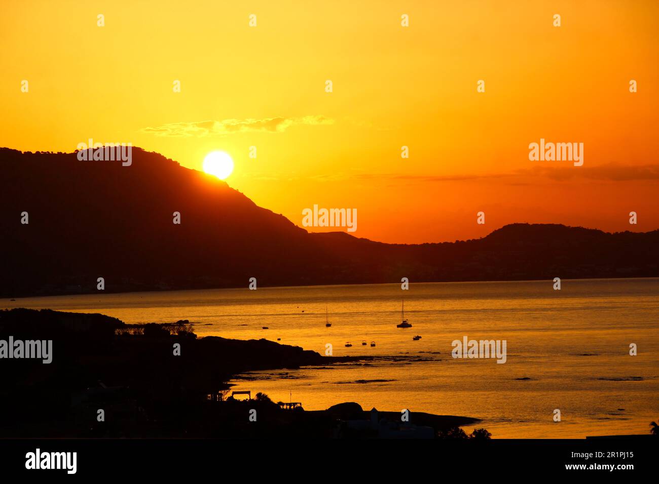 Blick auf den Sonnenaufgang, im Vordergrund Strand, Ufer, Meer, Kiotari, Rhodos, Griechenland Stockfoto
