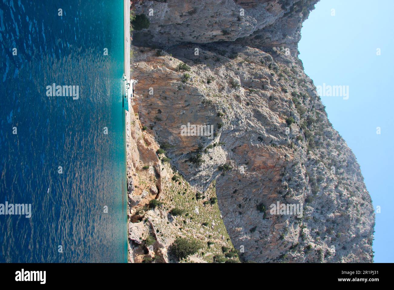 Wunderschöne Bucht mit Yacht auf dem Weg von Rhodos nach Symi, türkisfarbenes Wasser, blauer Himmel, Strand Stockfoto