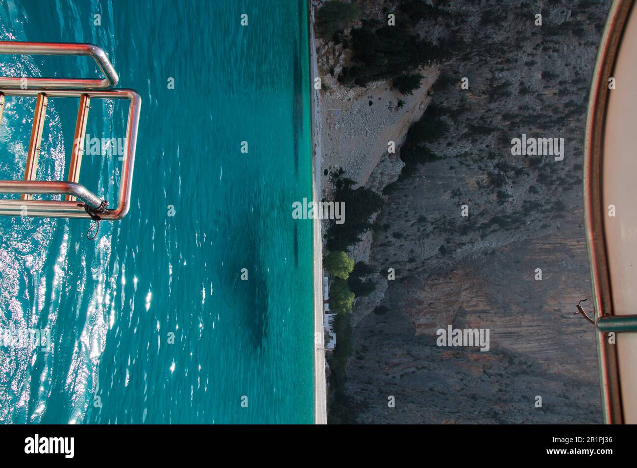 Wunderschöne Bucht auf dem Weg von Rhodos nach Symi, von einer Yacht aus gesehen. Türkisfarbenes Wasser, Treppen Stockfoto