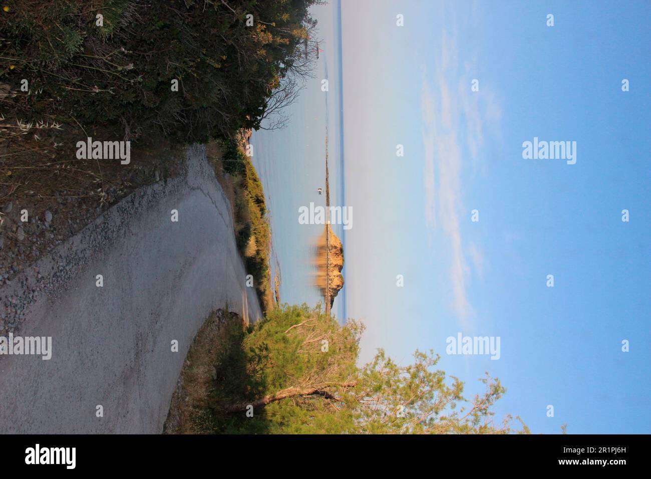 Wanderweg in Rhodos mit Blick auf das Meer, Kiotari, Griechenland Stockfoto