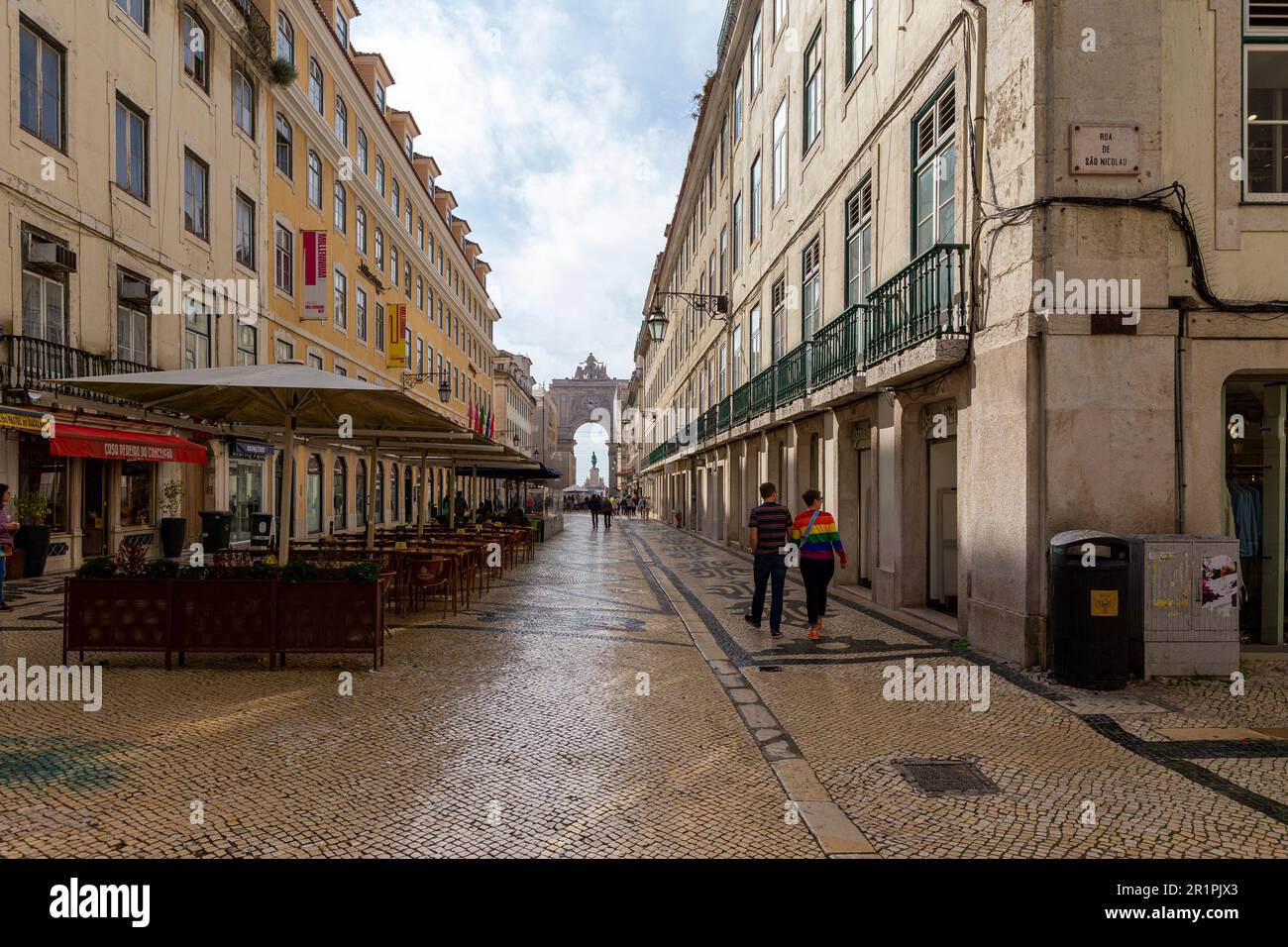 Rua Augusta Arch in Lissabon, Portugal von weit hinten Stockfoto