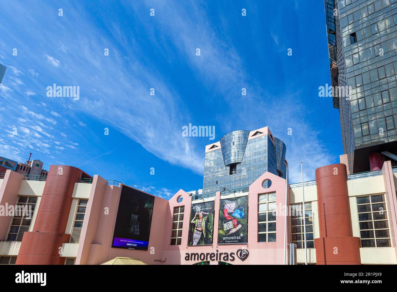 Vor dem berühmten Einkaufszentrum Amoreiras in Lissabon mit Blick auf die Fassade. Stockfoto