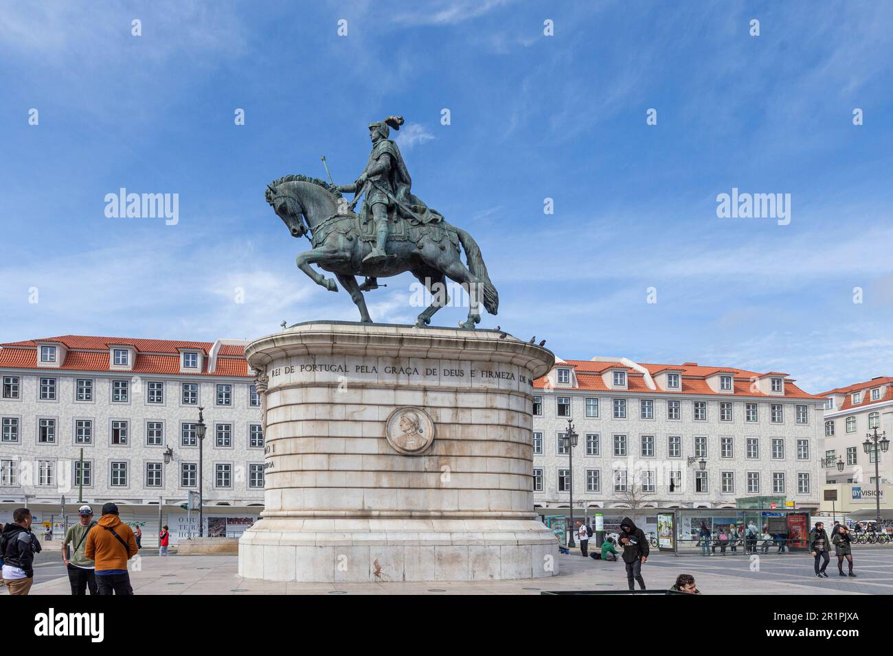 Statue von König Dom Joao I auf dem Platz Praca da Figueira - Text sagt: "Das Volk von Lissabon und die Gerichte der Nation" - Lissabon, Portugal Stockfoto