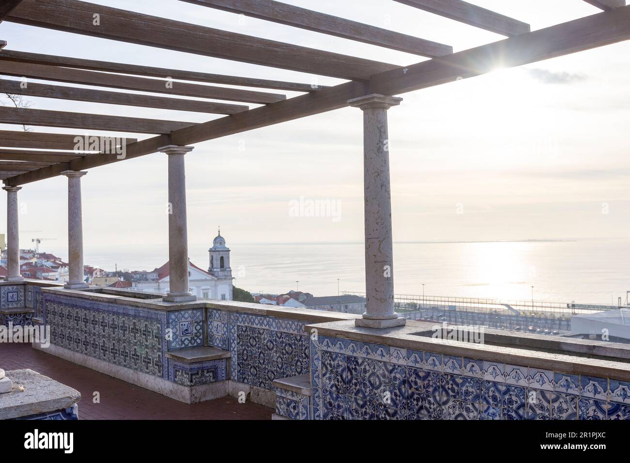 Miradouro de Santa Luzia, eine Aussichtsplattform mit Pergola, die einen dramatischen Blick auf Lissabon und den Tejo bietet Stockfoto