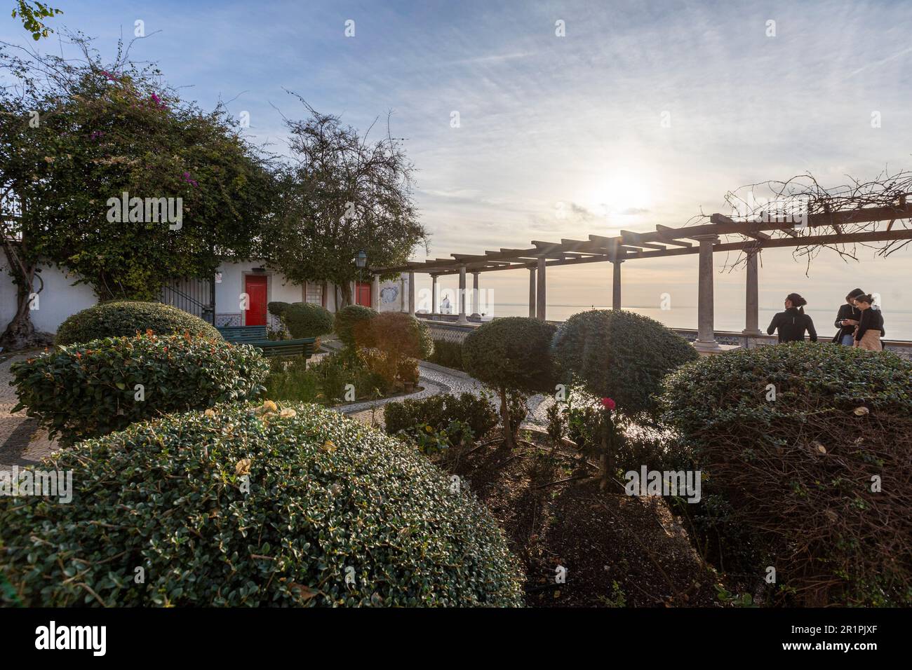 Miradouro de Santa Luzia, eine Aussichtsplattform mit Pergola, die einen dramatischen Blick auf Lissabon und den Tejo bietet Stockfoto