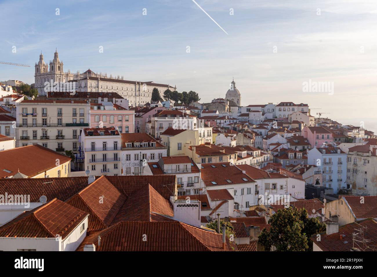 Alfama Altstadt von Miradouro das Portas do Sol Aussichtspunkt in Lissabon, Portugal Stockfoto