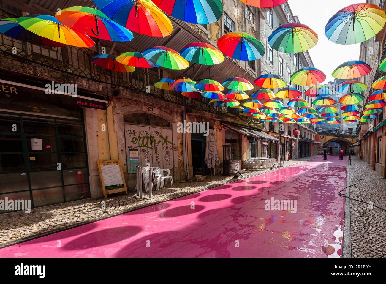 Rua Nova do Carvalho. Es ist bekannt als Lisbonís Pink Street und liegt in der Gegend Cais do Sodre und neben dem trendigen Viertel Santos, das eine perfekte Mischung aus historischen und modernen Elementen ist Stockfoto