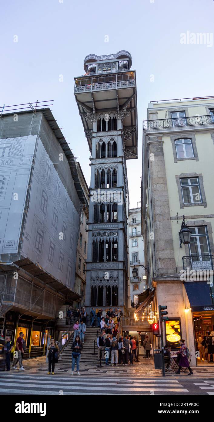 Das Elevador de Santa Justa ist eine wirklich einzigartige Touristenattraktion in Lissabon. Dieses industrielle Wunder der Technologie des 19. Jahrhunderts transportiert Passagiere in 45 Metern Höhe nach Largo do Carmo im Viertel Baixa. Stockfoto