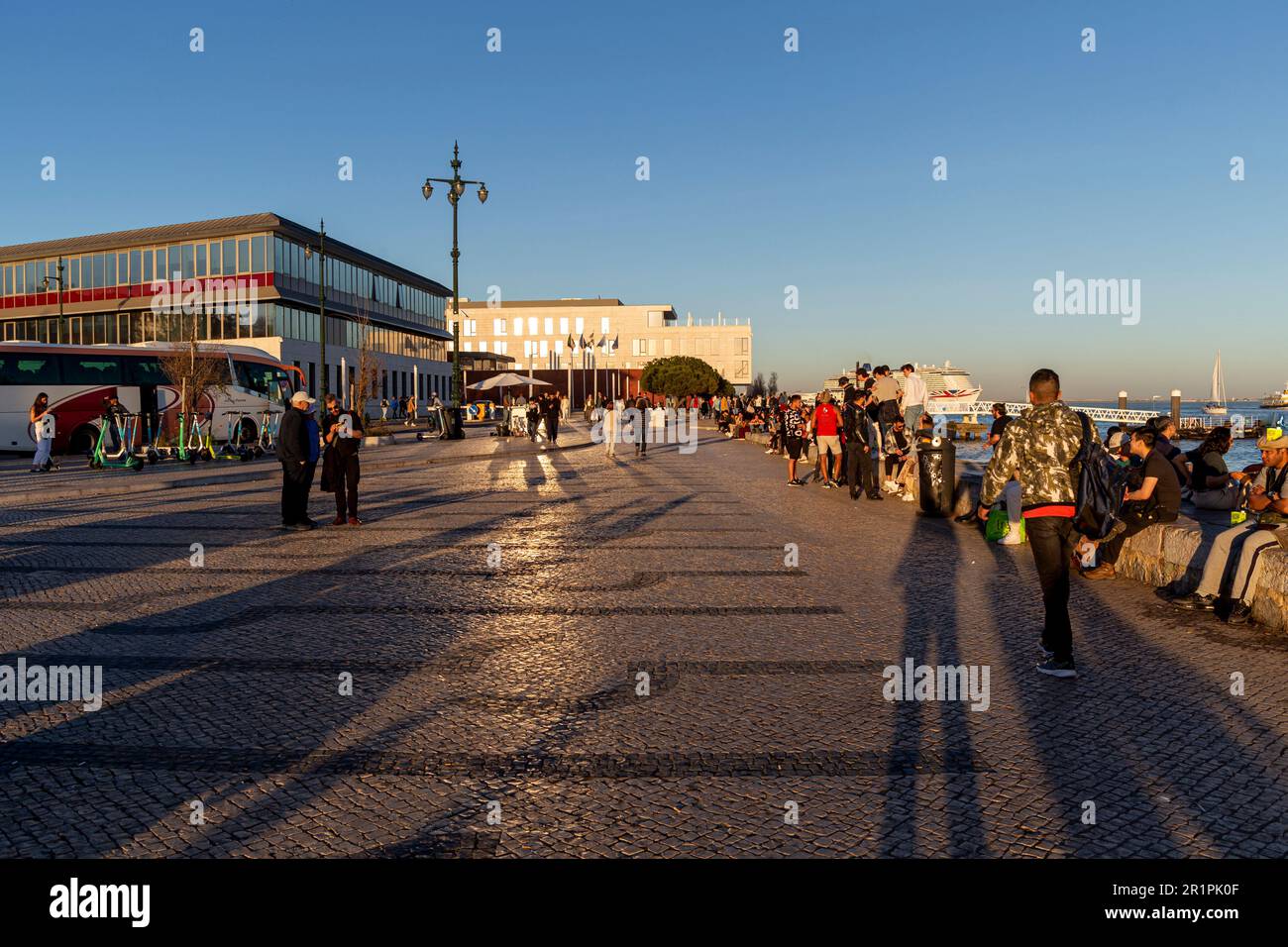 Die Cais das Pombas sind ein beliebter Treffpunkt am Tejo, nicht weit vom Time Out Market in Portugal, Lissabon Stockfoto