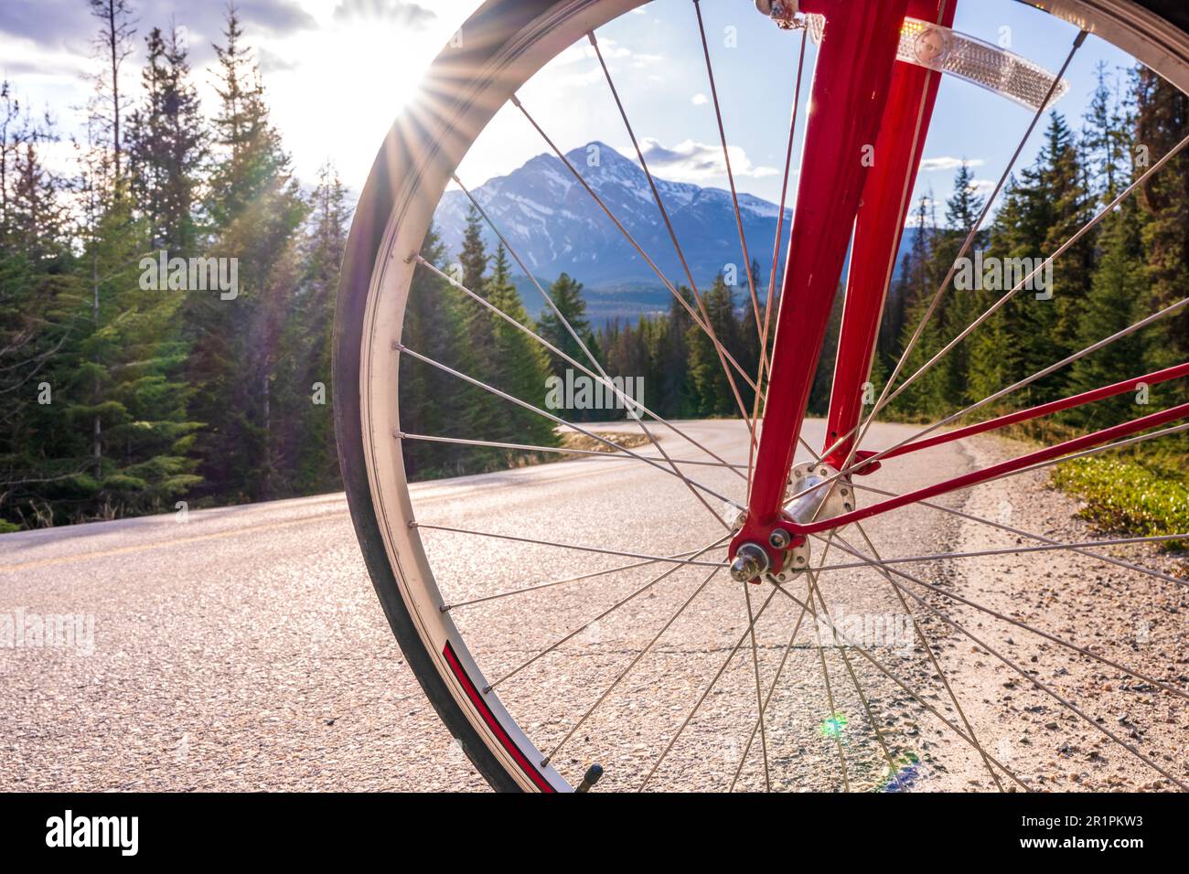 Radfahren in der Natur. Malerische Fahrradtour entlang der alpinen Route. Maligne Lake Road. Jasper National Park, Alberta, Kanada. Stockfoto