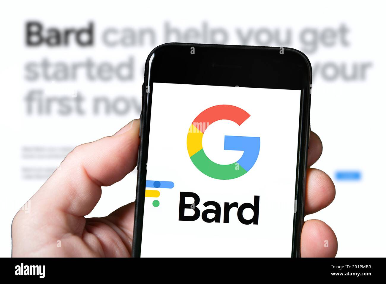 Goggle Bard KI Chatbot Tool, künstliche Intelligenz. Mann mit Smartphone, der die Bard Ai Website nutzt. Mobiler Bildschirm mit Bard AI Stockfoto