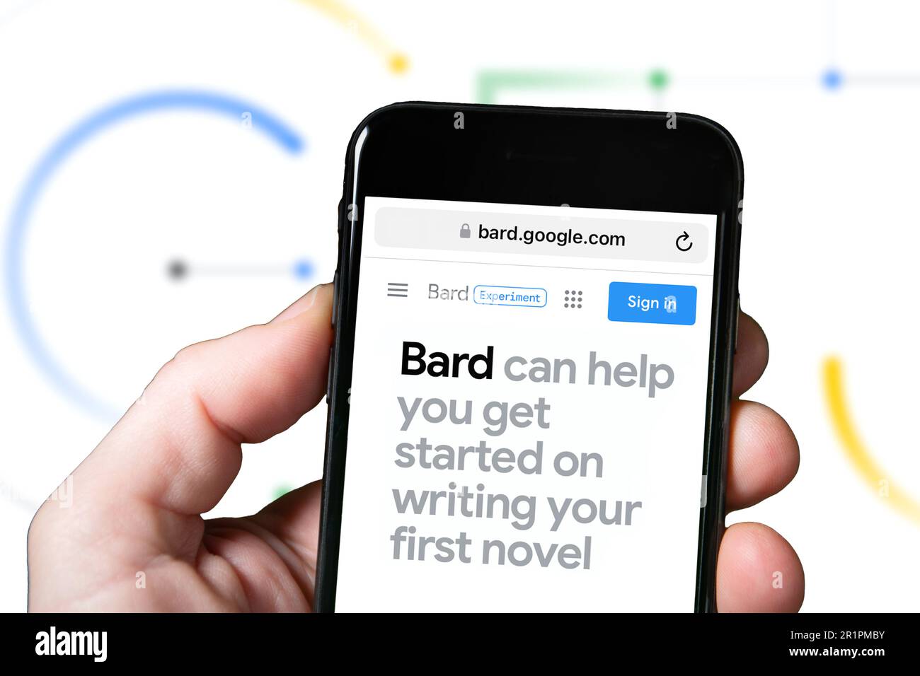 Goggle Bard AI Chatbot Website Homepage, künstliche Intelligenz. Mann mit Smartphone, der die Bard Ai Website nutzt. Mobiler Bildschirm mit Bard AI Stockfoto