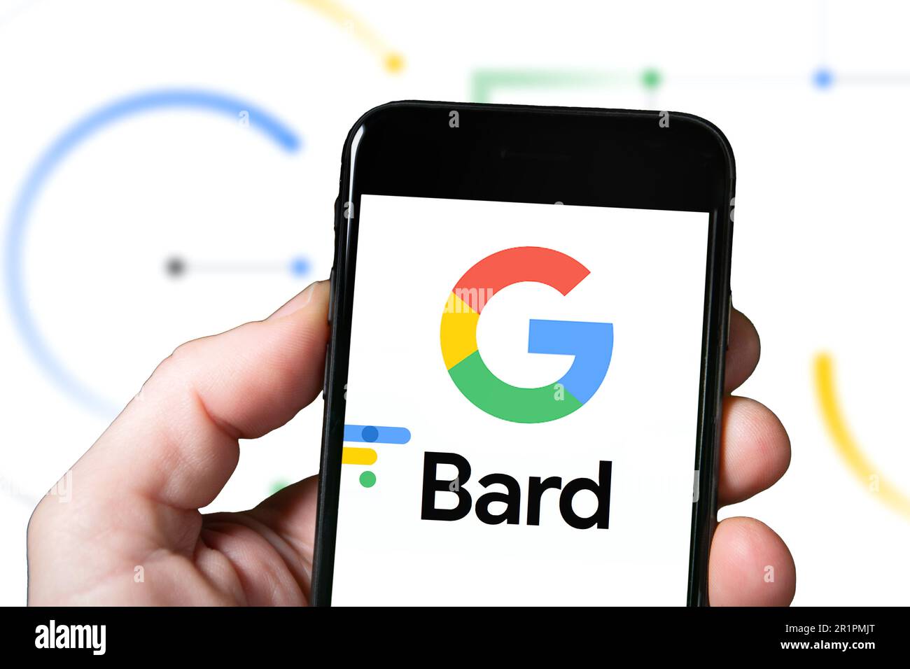 Goggle Bard AI Chatbot Website Homepage. Eine Person mit Smartphone, die die Bard Ai-Website nutzt, künstliche Intelligenz. Mobiler Bildschirm mit Bard AI Stockfoto
