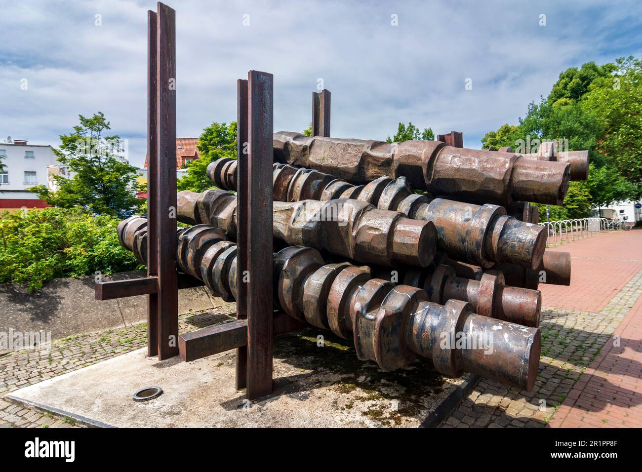 Osnabrück, Kunstwerk von Hans-Jürgen Breuste „Time is Turn“, Kurbelwellen aus großen Motoren, Stahl, Industriebalken im Osnabrücker Land, Niedersachsen, Niedersachsen, Deutschland Stockfoto