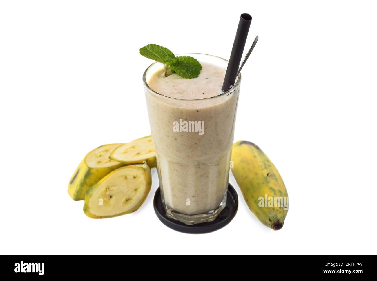 Bananenmilchshake mit geschnittener frischer Banane isoliert auf weißem Hintergrund Stockfoto