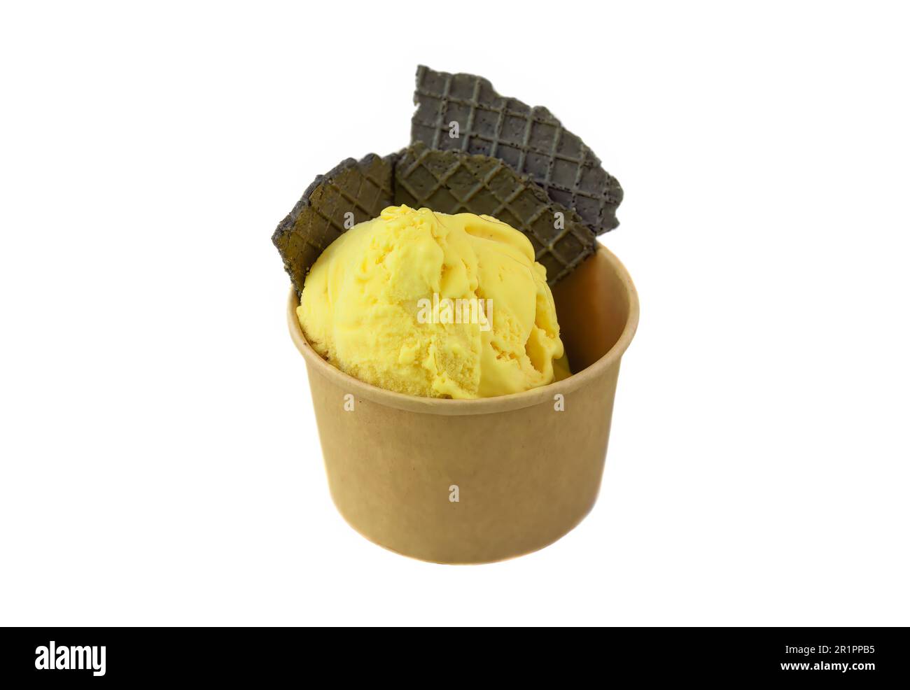 Eine Schaufel hausgemachtes Mango-Eis-crem, isoliert auf weißem Hintergrund Stockfoto