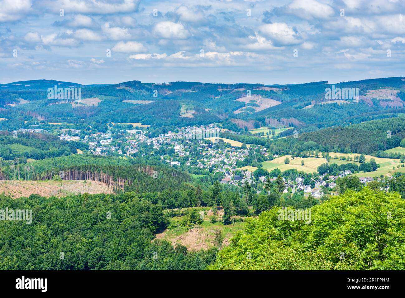 Hilchenbach, Rothaargebirge (Rothaar-Gebirge), Rodung durch Rindenkäfer, Blick auf Hilchenbach in Siegen-Wittgenstein, Nordrhein-Westfalen, Deutschland Stockfoto