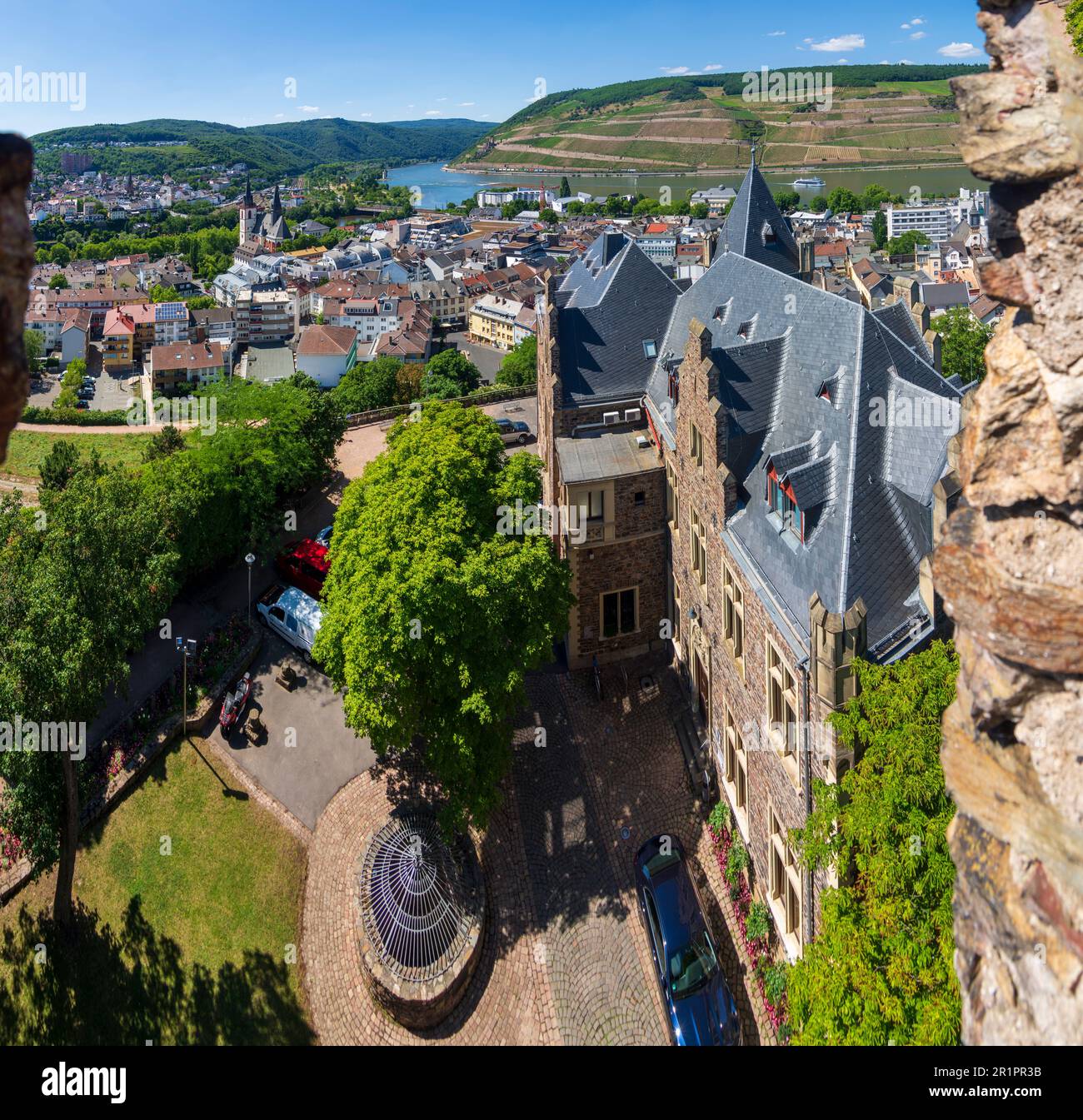 Bingen am Rhein, Kirche St. Martin, Fluss nahe (links) und Rhein, Mäuseturm und Schloss Ehrenfels, Blick vom Burg Klopp in Rheintal, Rheinland-Pfalz Stockfoto