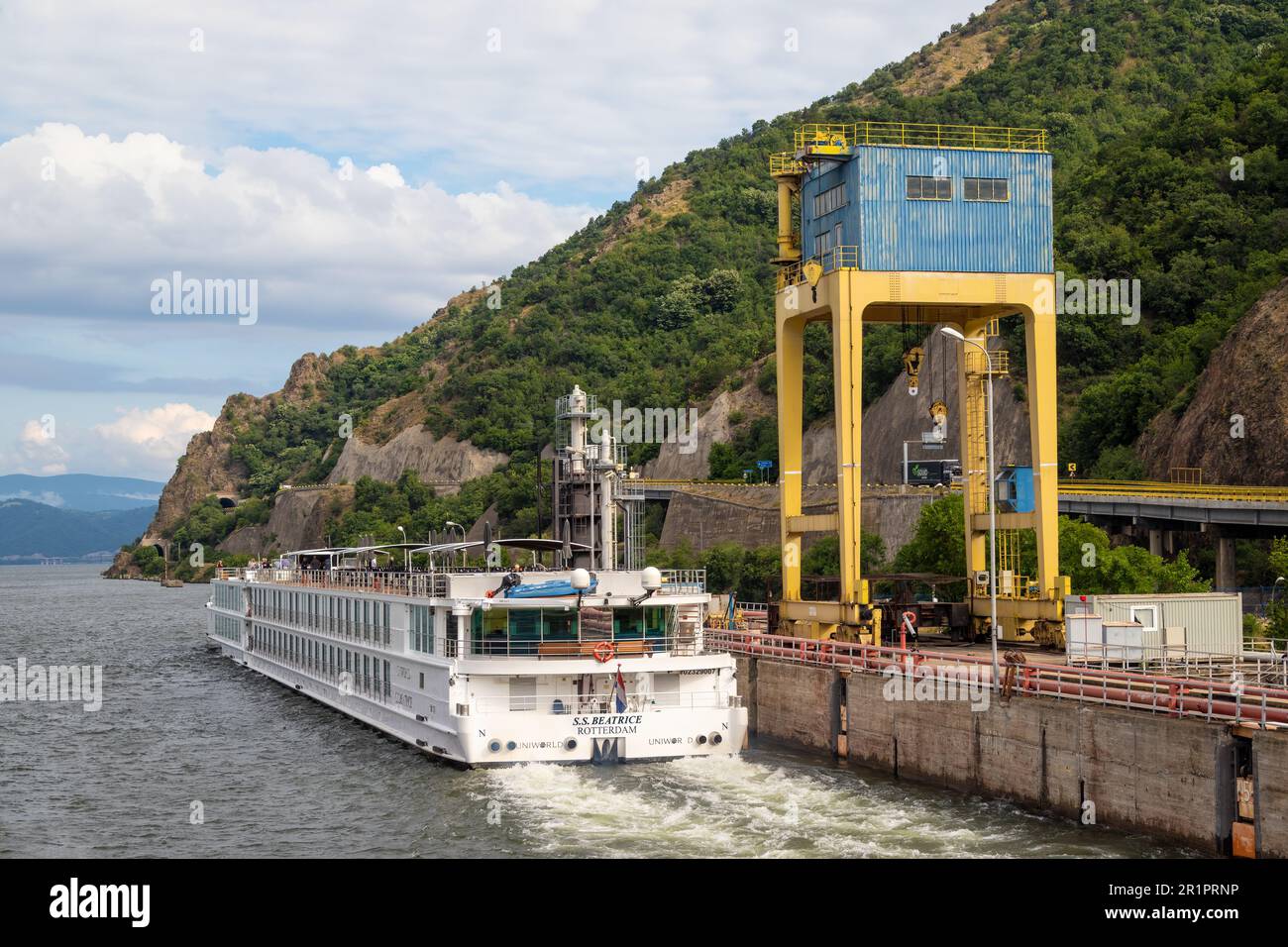 Die Schleusen in der Eisentor-Schlucht an der Donau zwischen Serbien und Rumänien. Versorgt die Region auch mit Strom aus Wasserkraft. S.S. Beatrice kommt durch. Stockfoto